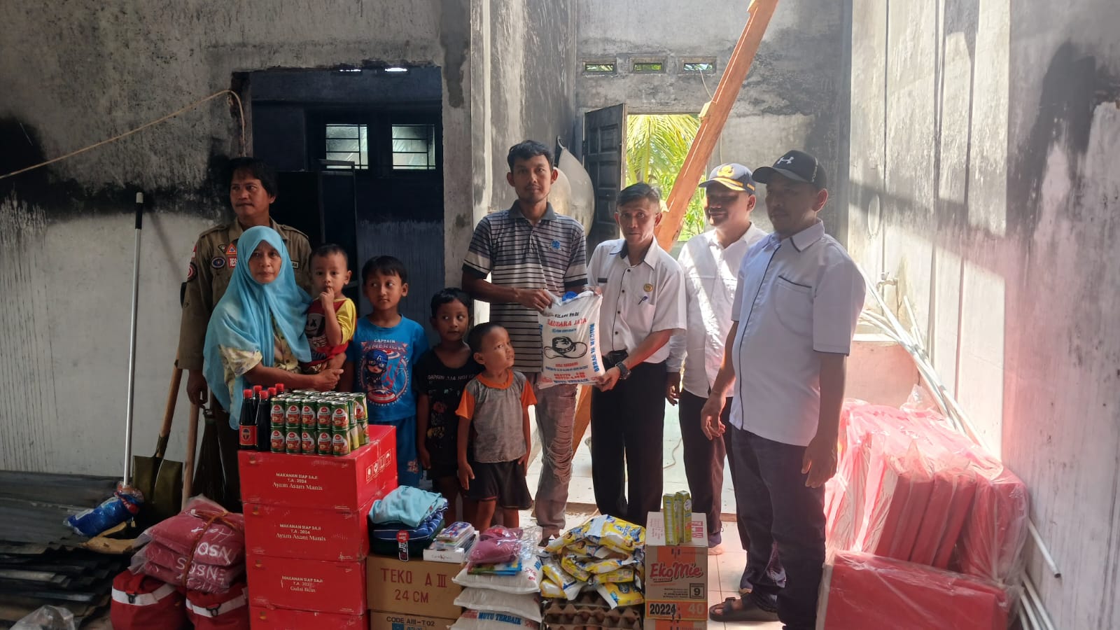 Berita: PENYERAHAN BANTUAN - Dinas Sosial Kabupaten Deli Serdang